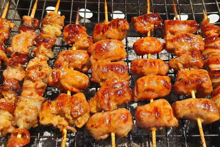 Thịt nướng kim tiền màu vàng óng, ăn kèm với bánh hỏi