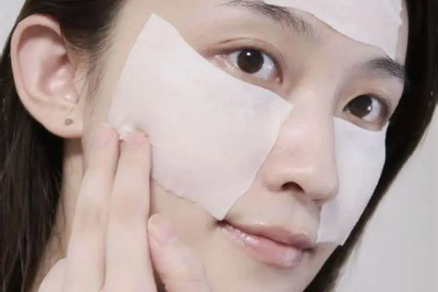 Cách sử dụng nước hoa hồng nhiều lớp cấp nước tối đa cho da.
