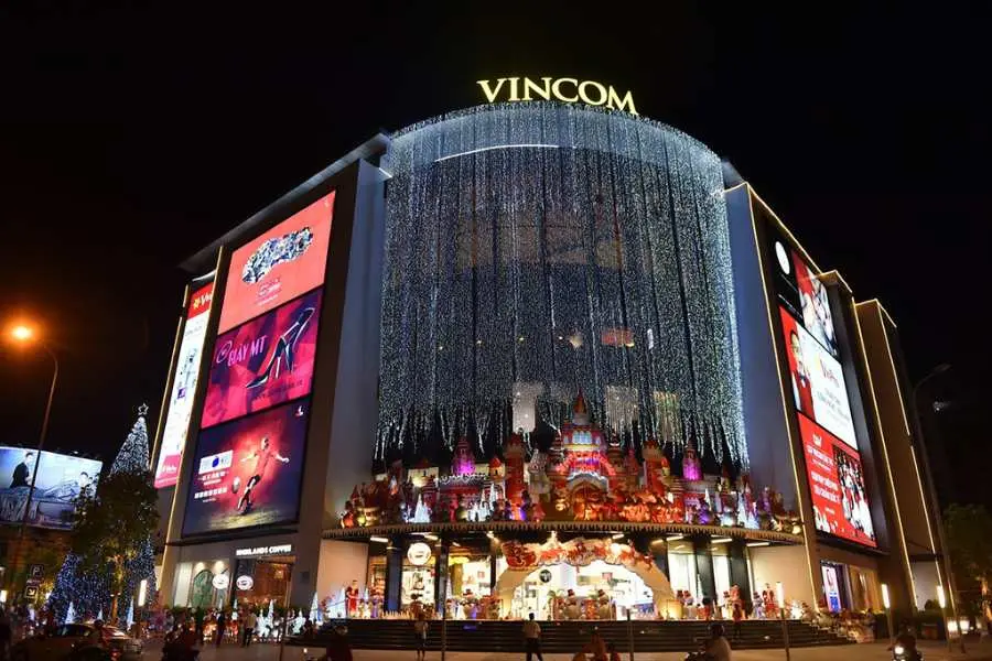Vincom Hùng Vương cũng là điểm vui chơi Noel được nhiều du khách lựa chọn để mua sắm, ăn uống và chụp ảnh.