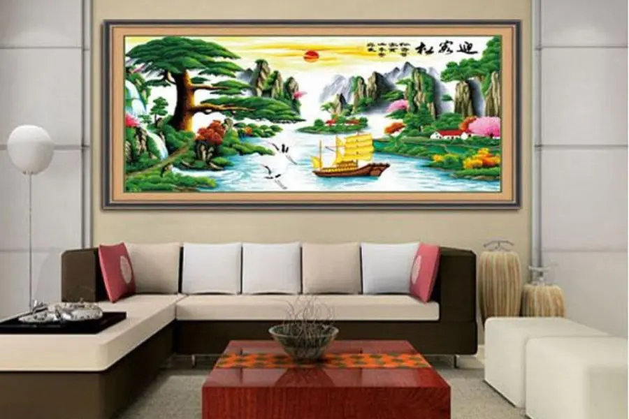 Treo tranh ngày Tết mang lại may mắn, phong thủy tốt cho cửa hàng.