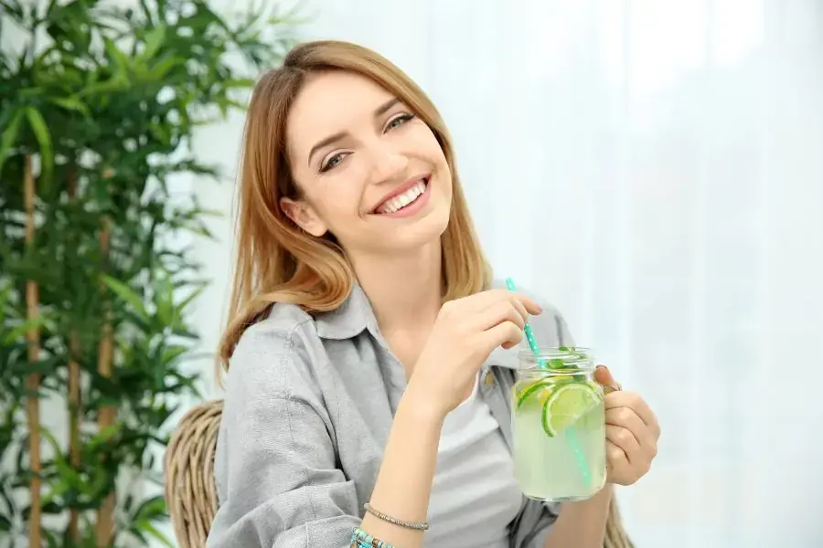 Không nên thay thế hoàn toàn nước lọc bằng nước chanh hàng ngày