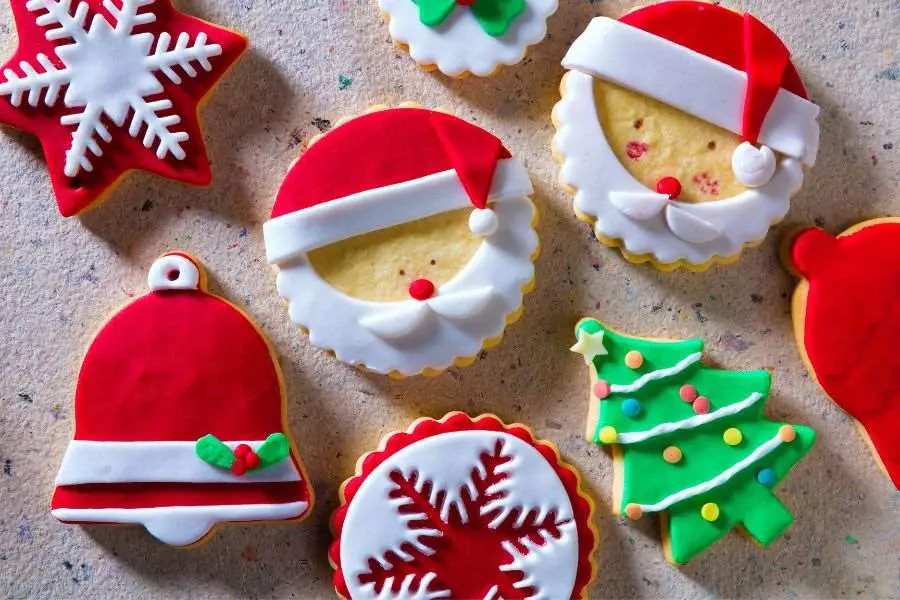 Đáng yêu với bánh quy hình mũ ông già Noel.
