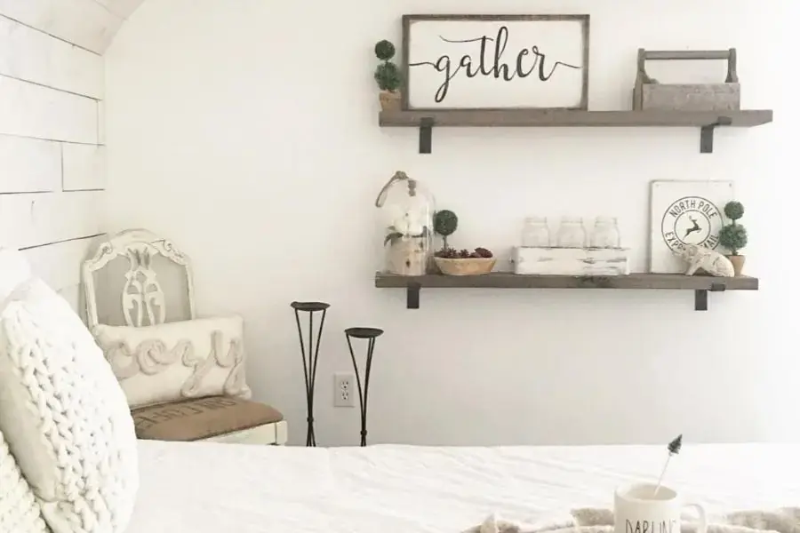 Sử dụng kệ treo tường trong trang trí để tiết kiệm không gian
