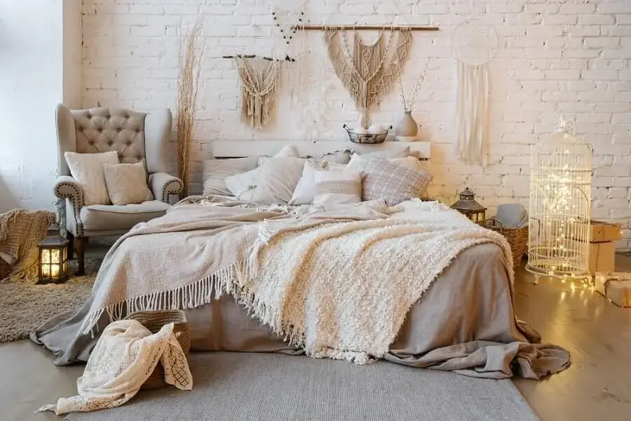Sáng tạo với đèn led kết hợp với đèn cổ điển và lồng chim (Nguồn: Shutterstock)