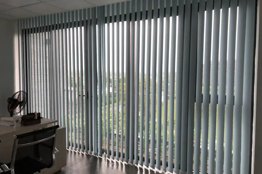 Rèm sáo lá dọc thường được sử dụng trong văn phòng