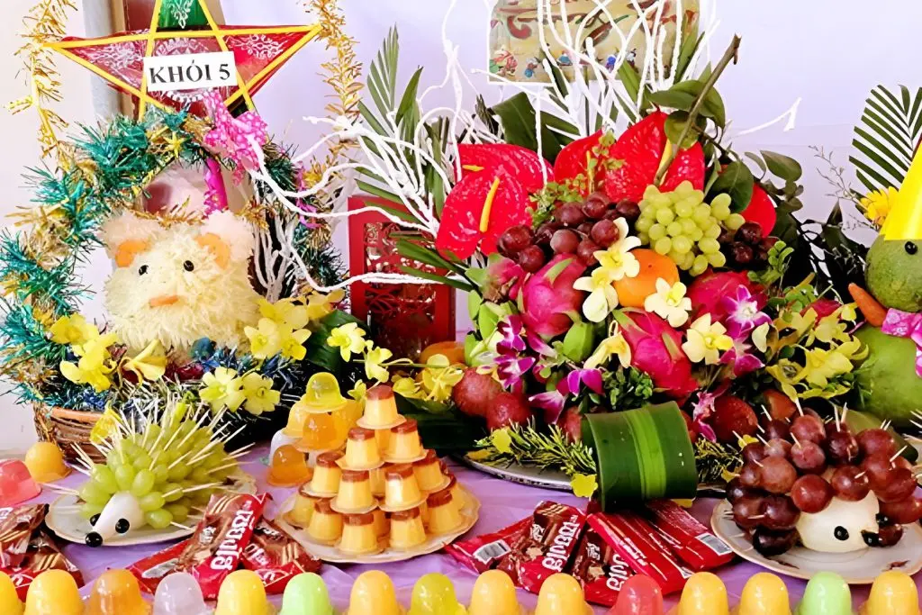 Mâm cỗ trung thu được bày trí chú nhím được cắt tỉa từ quả nho cùng nhiều loại hoa quả và bánh kẹo đầy màu sắc.