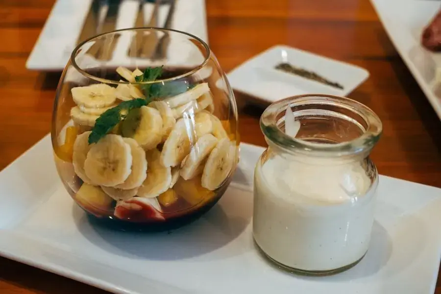 Sữa chua trộn trái cây là món ăn đơn giản, dễ chế biến