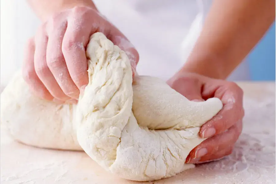 Trộn và nhào bột bánh mì