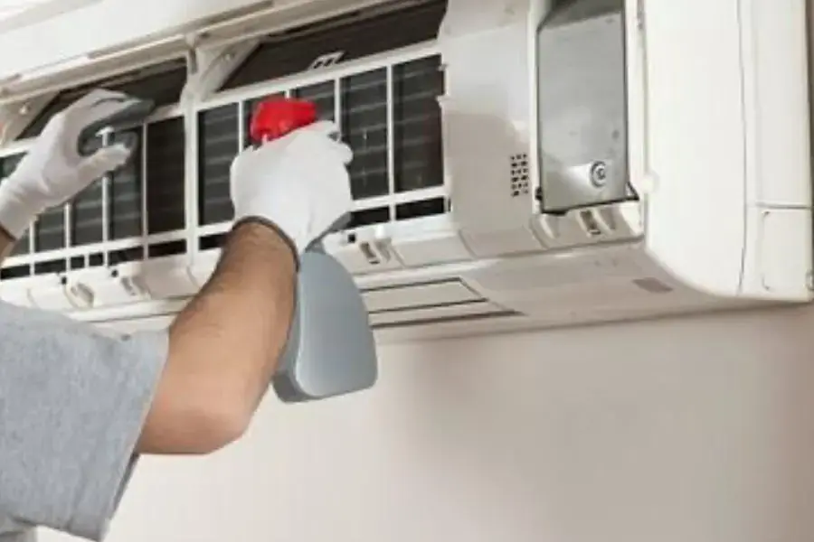 Xịt rửa dàn lạnh bằng bình xịt áp lực thấp.