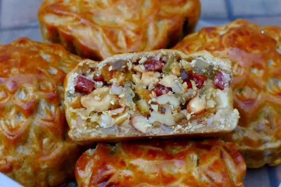 Bánh trung thu nhân thập cẩm lạp xưởng lạ miệng.