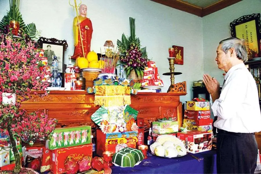 Mâm bánh kẹo bàn thờ tổ tiên bài trí hài hòa, đẹp mắt cũng như chú ý yếu tố phong thủy.