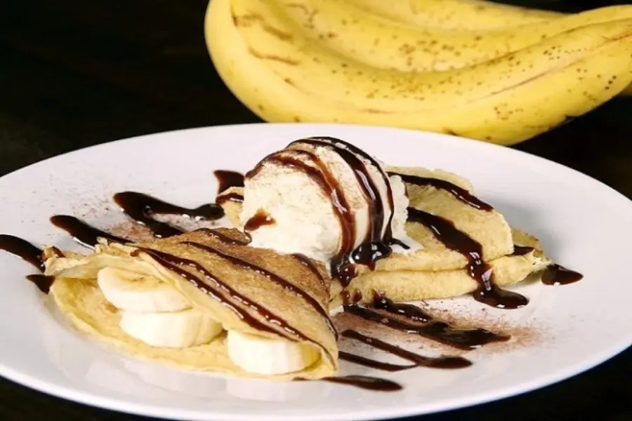 Bánh crepe chuối có phủ socola ở trên