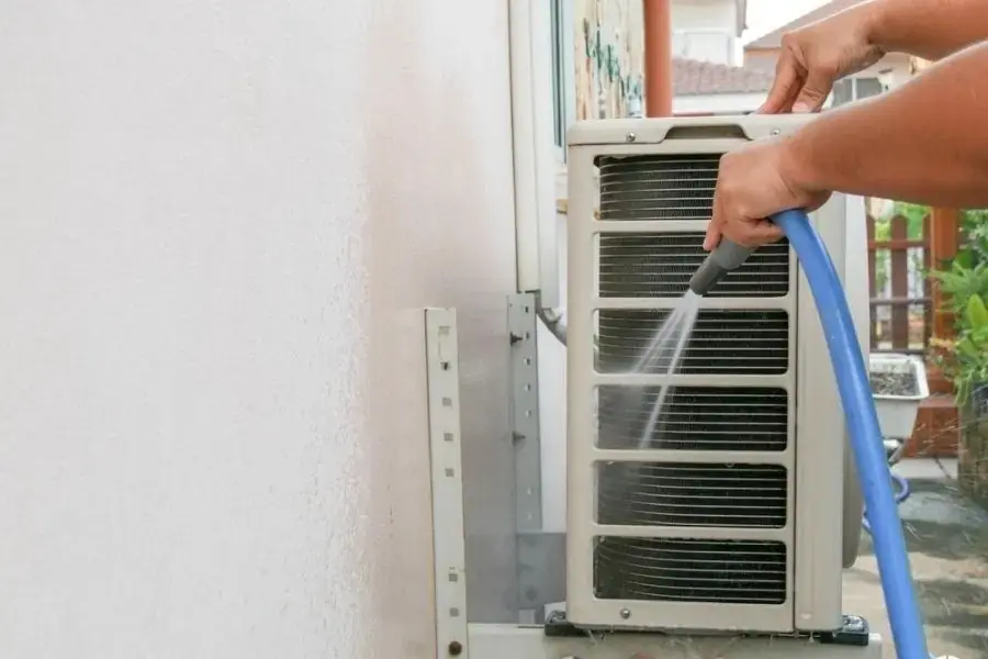 Dùng áp lực nước để loại bỏ bụi bẩn mặt sau cục nóng (Hình ảnh: Padiumkm)