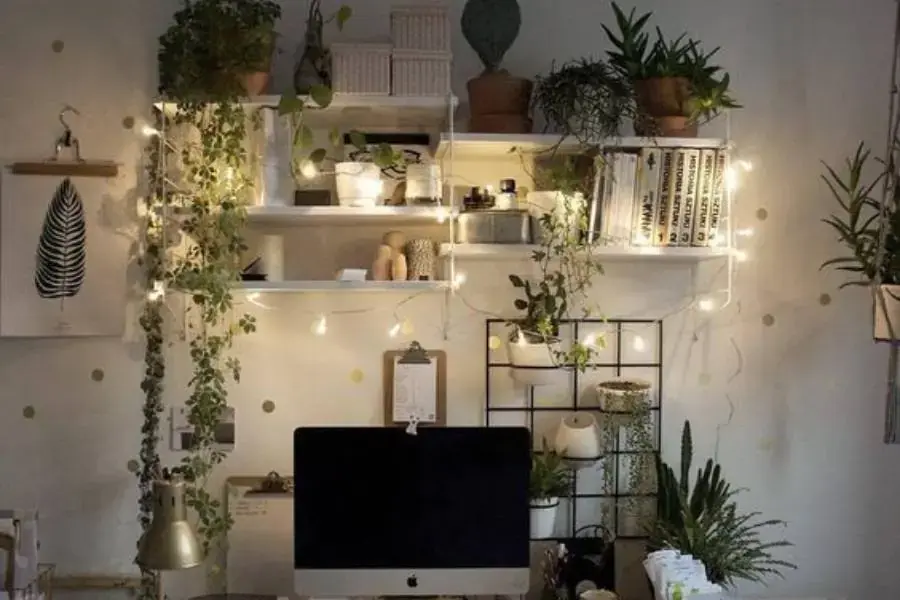Sử dụng nhiều cây xanh và đèn để trang trí bàn học 