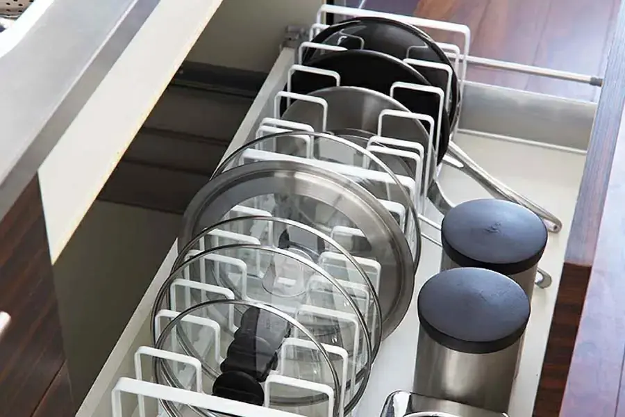 Tận dụng khoảng không gian chiều dọc làm cách sắp xếp nhà bếp gọn gàng sạch sẽ (Nguồn: Rakuten.co.jp)