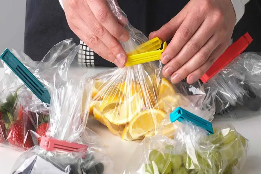Kẹp các loại thực phẩm và dán nhãn để không phải vất vả tìm kiếm chúng cho lần dùng sau (Nguồn: Ikea.vn)