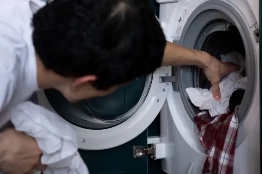 Lấy hết đồ ra khỏi lồng