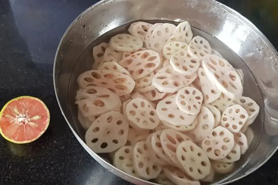 Ngâm củ sen trong nước muối