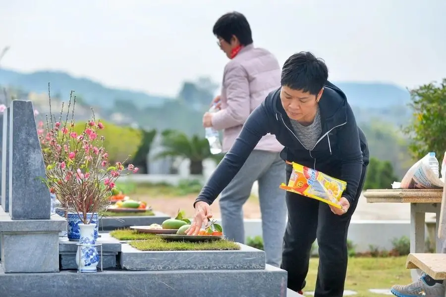 Tục tảo mộ là một nét đẹp truyền thống của dân tộc ta.
