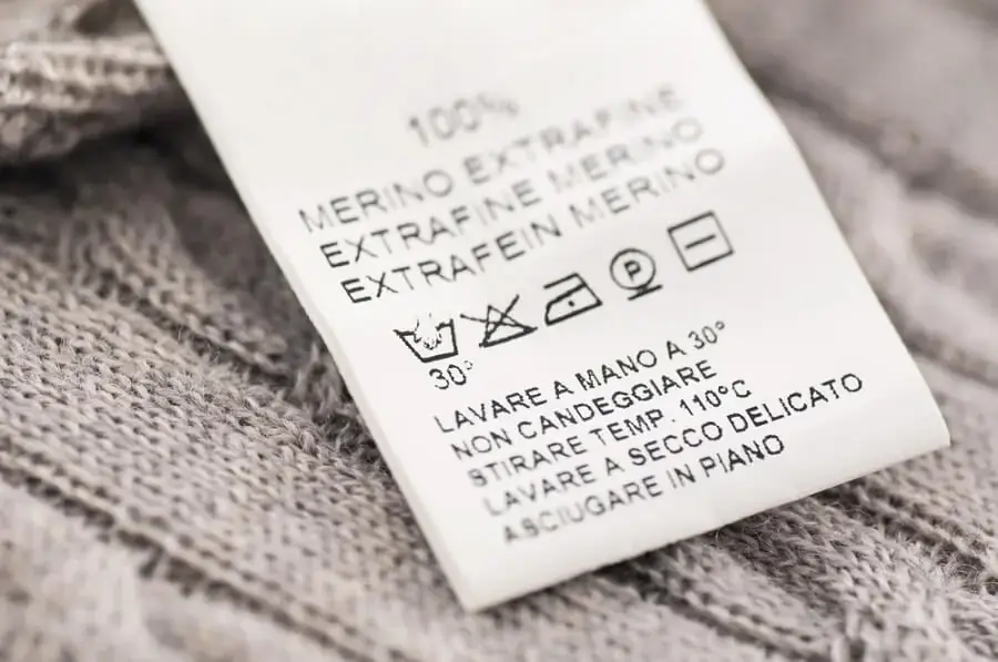 Kiểm tra biểu tượng trên cổ áo sơ mi để ủi áo hiệu quả nhất (Nguồn: Shutterstock)