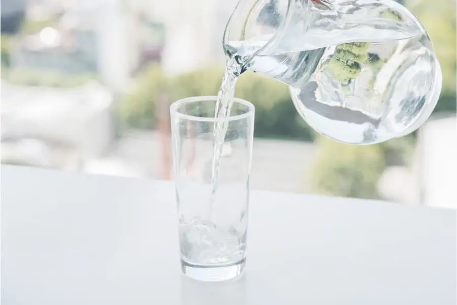 Nên uống nhiều nước trước khi ăn mì cay để giảm lượng thực phẩm nạp vào cơ thể.
