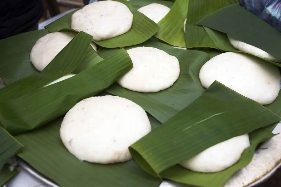 Bánh giầy truyền thống được làm từ bột nếp.