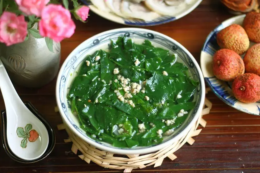 Thanh mát cơ thể với canh rau ngót nấu thịt