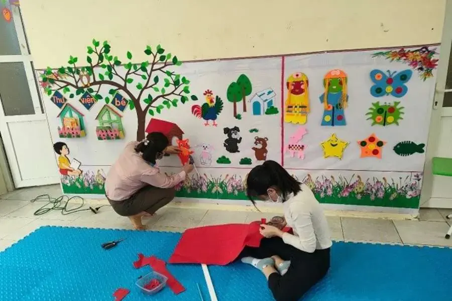 Giấy và bút màu là những chất liệu trang trí góc thư viện đơn giản