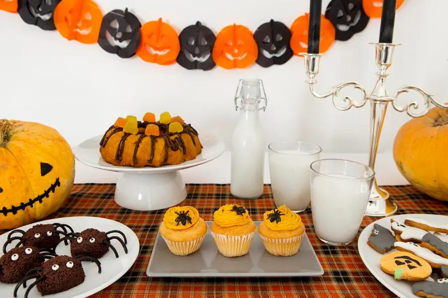 Trang trí halloween bằng những chiếc bánh kinh dị, rùng rợn.