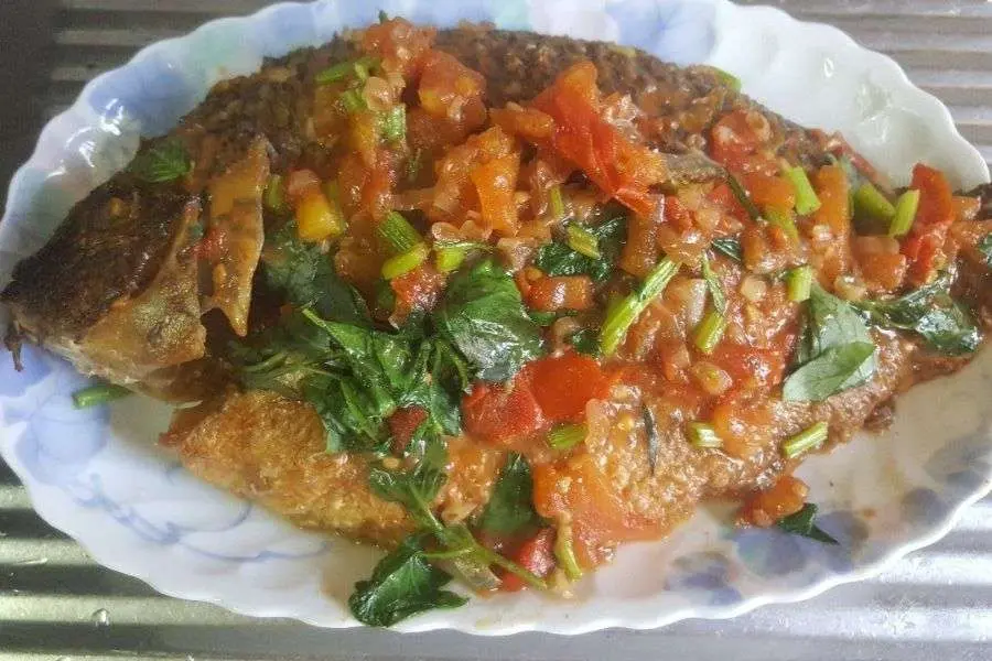 Cá rô chiên giòn sốt cà chua có hương vị thơm ngon, đậm đà.