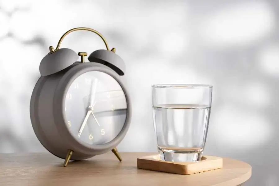 Uống một ly nước khi vừa thức dậy vào buổi sáng và trước bữa ăn.