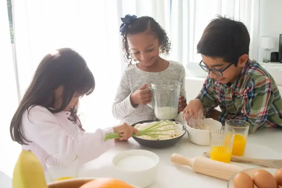 Việc lựa chọn công việc yêu thích sẽ giúp bé có thêm hứng thú, thoải mái sẵn sàng giúp đỡ cha mẹ làm việc nhà hơn