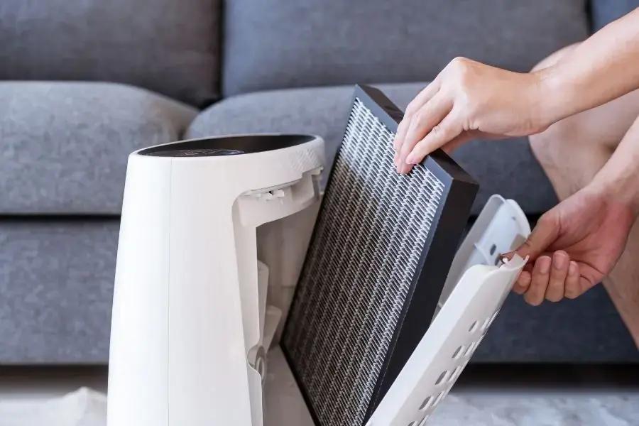 Sau khi vệ sinh, lắp ráp lại các bộ phận của máy lọc và kiểm tra hoạt động
