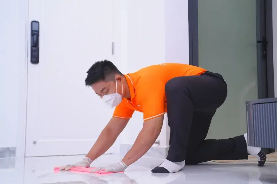 Nhân viên dọn dẹp không gian xung quanh sạch sẽ, kết thúc dịch vụ.
