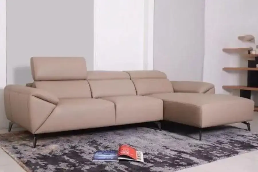 Khi chọn màu sofa phòng ngủ cũng cần quan tâm đến màu tường