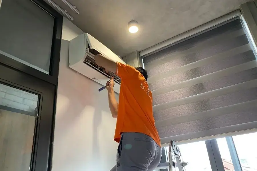 Tiến hành tháo rời các bộ phận của máy.