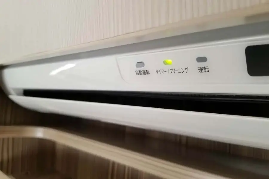 Mở máy lạnh không cần remote dễ dàng với nút nguồn đặt trên dàn lạnh (Hình ảnh: Blogimg)