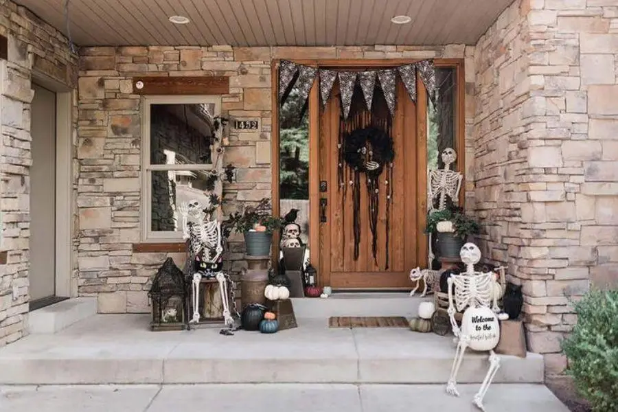 Gợi ý mẫu trang trí mặt tiền quán cà phê Halloween với mô hình bộ xương kinh dị.