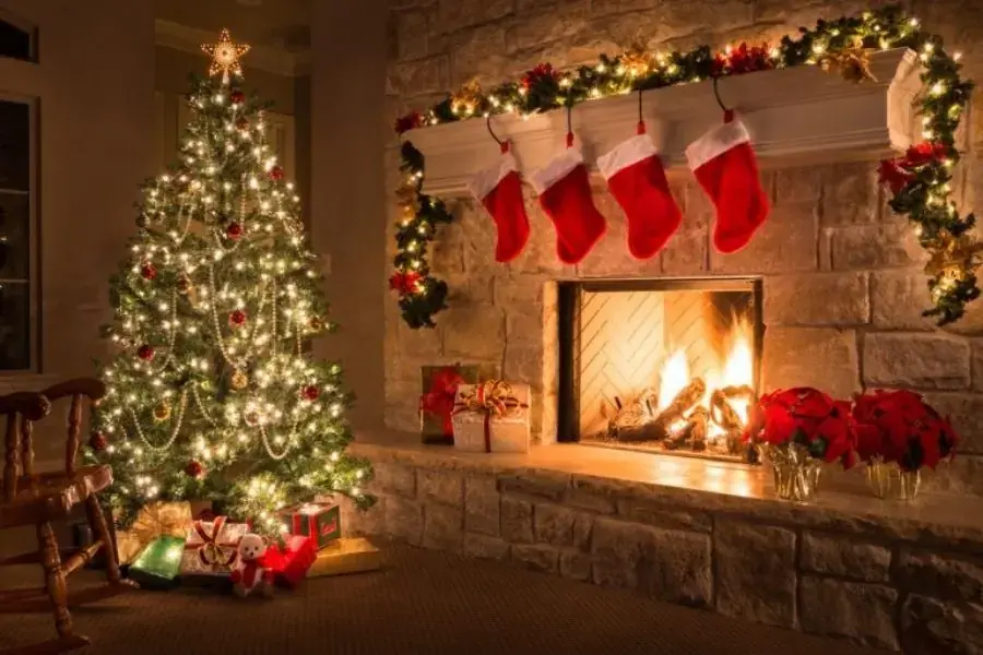 Cây thông Noel cổ điển cùng với lò sưởi tạo bầu không khí giáng sinh ấm áp.
