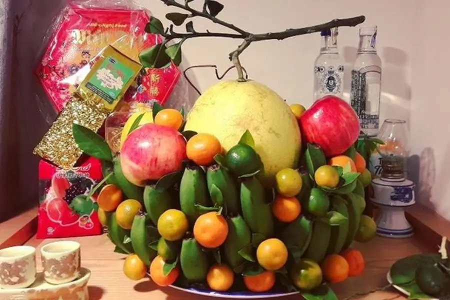 Mẫu mâm ngũ quả Trung Thu mang hơi hướng cổ điển từ bưởi, chuối, táo, quýt và tắc.