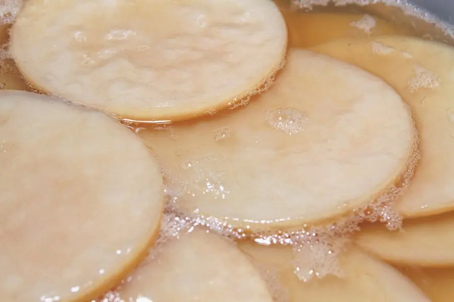 Scoby có nghĩa là cộng sinh vi khuẩn và nấm men, có màu trắng đục nổi trên mặt trà Kombucha.
