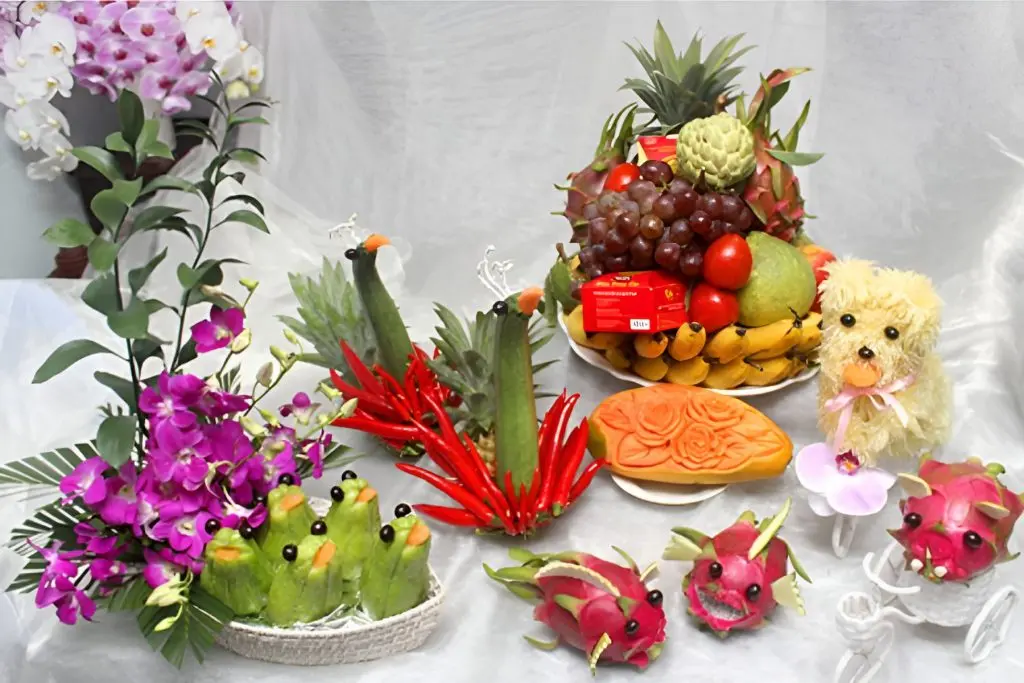 Mâm cỗ trung thu được cắt tỉa thành hình chú ếch, cá vàng, chú cún và phượng hoàng vô cùng đẹp mắt.