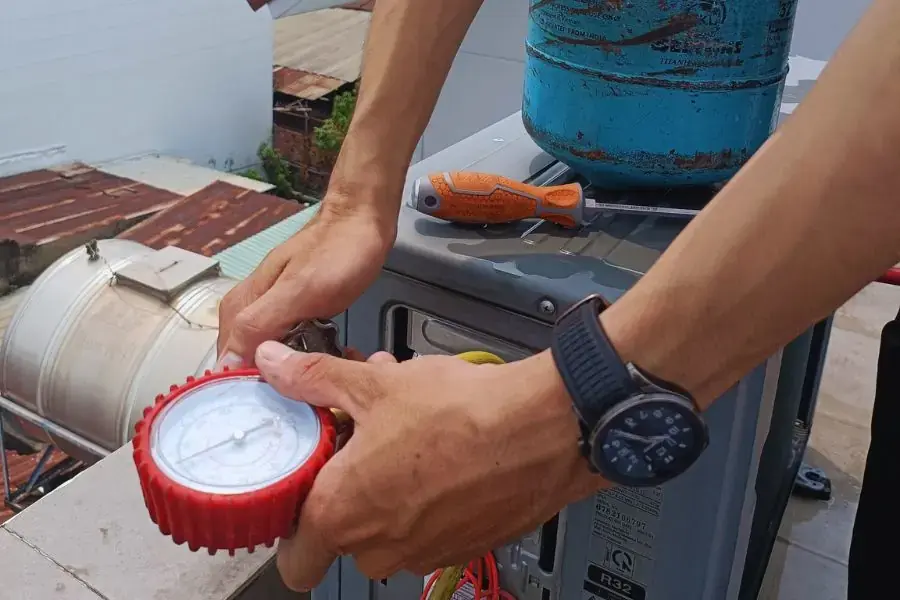 Kiểm tra gas điều hòa và thay thế các linh kiện hỏng.