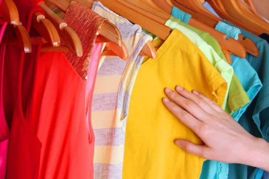 Quần áo màu sáng, đặc biệt là màu đỏ sẽ đem đến nhiều vận may cho năm mới.