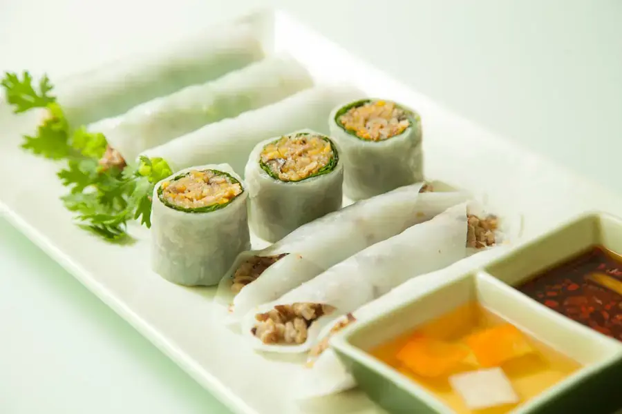 Món phở cuốn chấm mắm nêm hoặc nước mắm chua ngọt đều cực kỳ hấp dẫn