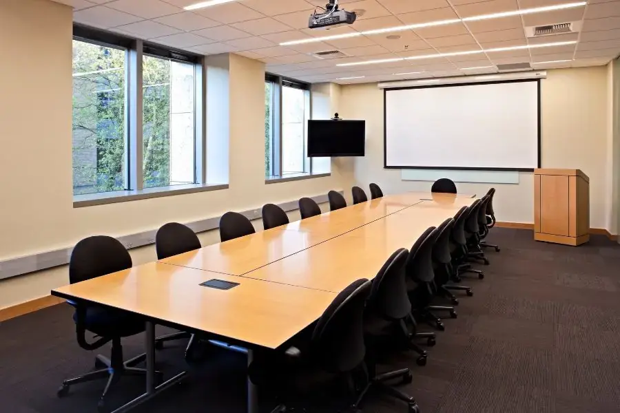 Kích thước bàn họp 15 người thường là 360x120x75cm (Dài x Rộng x Cao)