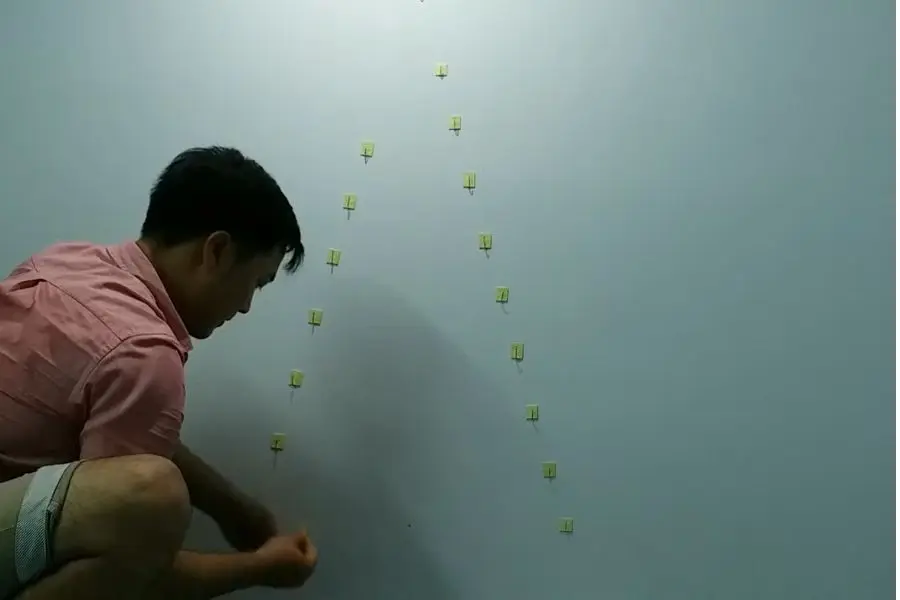 Phác thảo hình dáng cây thông trên tường.