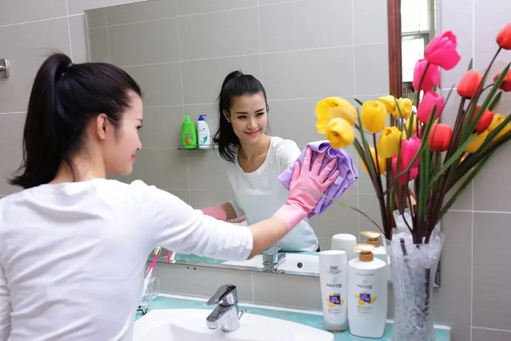 Lau khô mọi bề mặt phòng tắm (ảnh: dantri)