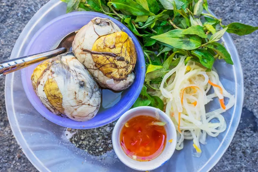 Trứng vịt lộn là món ăn cung cấp lượng lớn protein cho cơ thể.