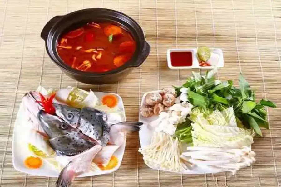 Lẩu cá hồi nóng hổi mang hương vị đậm đà và thơm béo